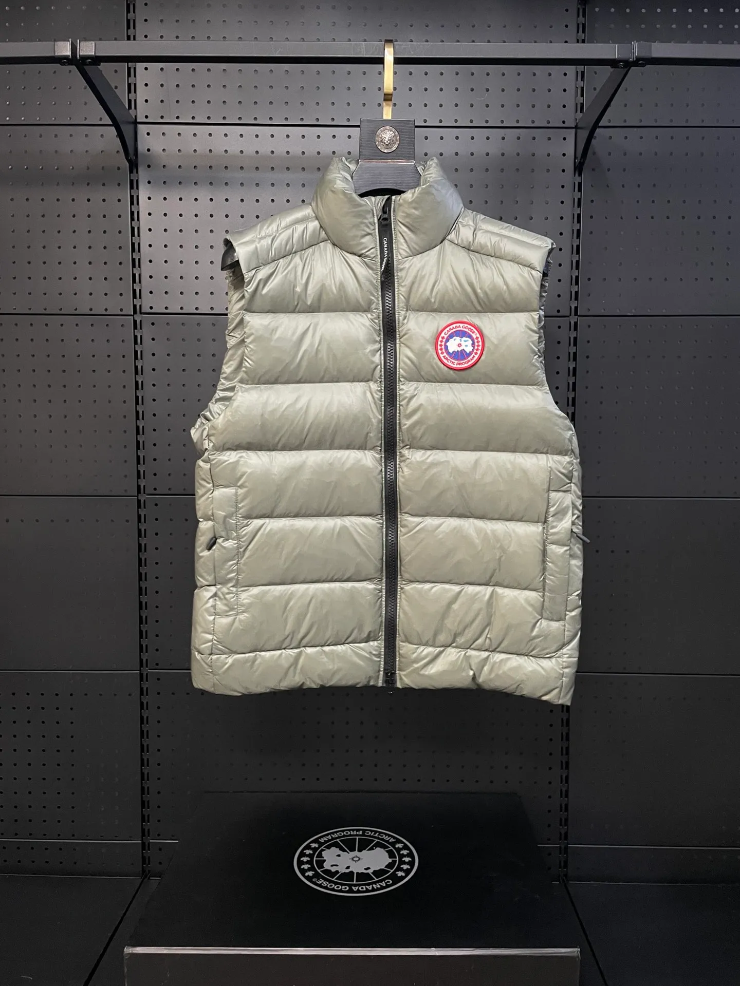 P560 Canadian brand CanadaGoose men's and women's CROFTON lightweight down vest 2229M DWR water-repellent treatment WindWall windproof fabric 700 fleece filling original mold opening details one to one production The upper body effect is stunning Exclusively available on the Xiaohongshu purchasing platform The highest version on the market Size: XS S M L XL XXL